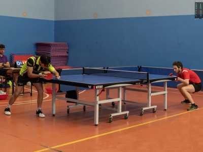 Diverso da un pongista all�altro � invece lo stile di gioco: c�� chi batte leggermente reclinato...